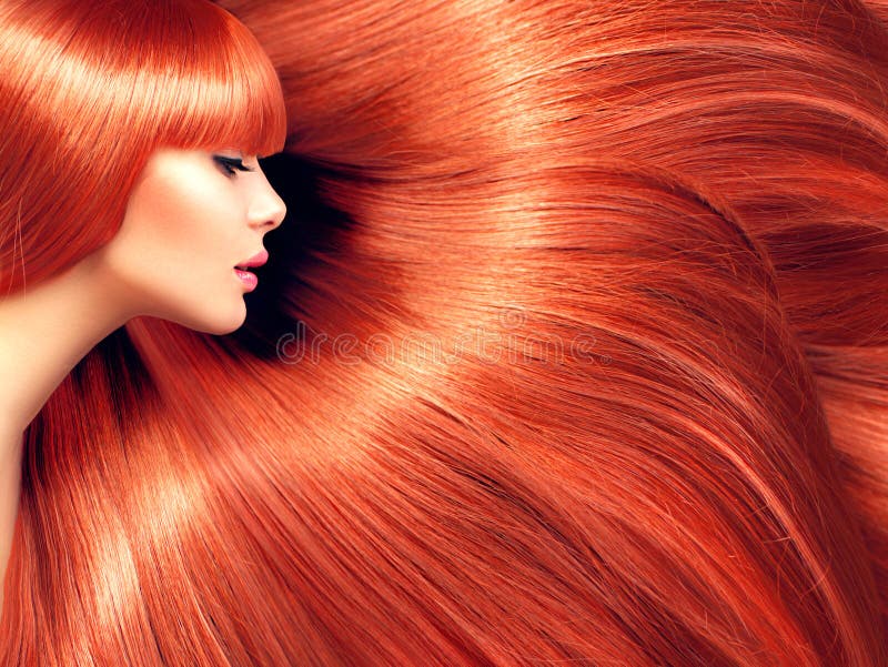 Beau cheveu Femme de beauté avec de longs cheveux rouges photo libre de droits