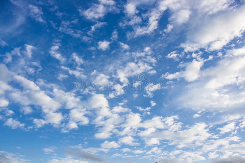 Beau ciel bleu avec le nuage photo libre de droits
