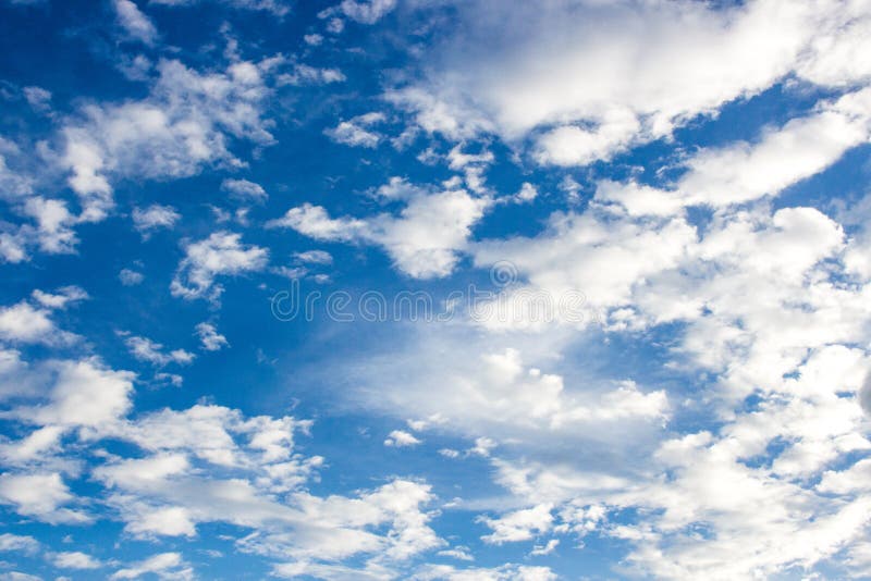 Beau ciel bleu avec le nuage images libres de droits