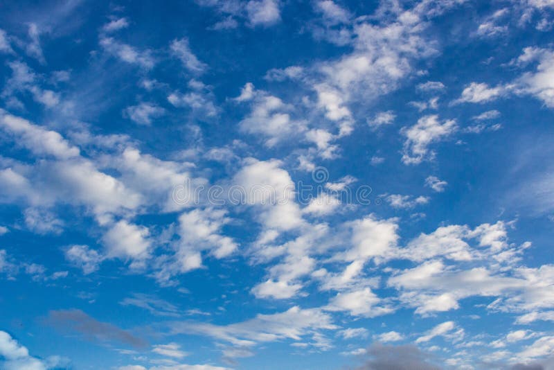 Beau ciel bleu avec le nuage image libre de droits