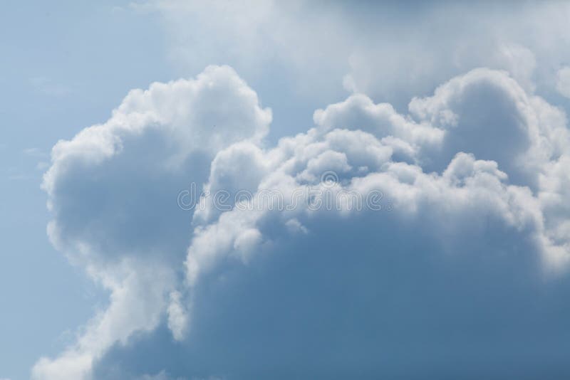 Beau ciel bleu avec le nuage images stock