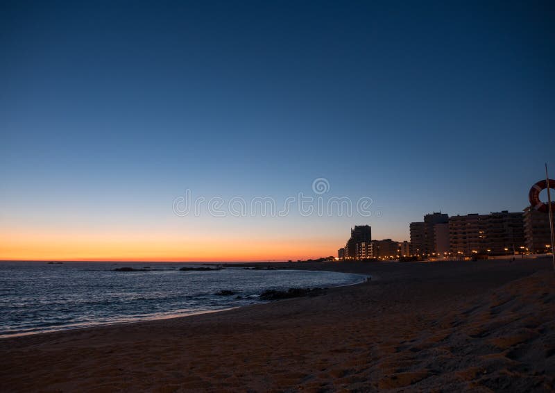 Beau ciel de gradient sur la plage au coucher du soleil en Povoa de Varzim, dans la région de Porto, le Portugal du nord images libres de droits Beau ciel de gradient sur la plage au coucher du soleil en Povoa de Varzim, dans la région de Porto, le Portugal du nord images libres de droits