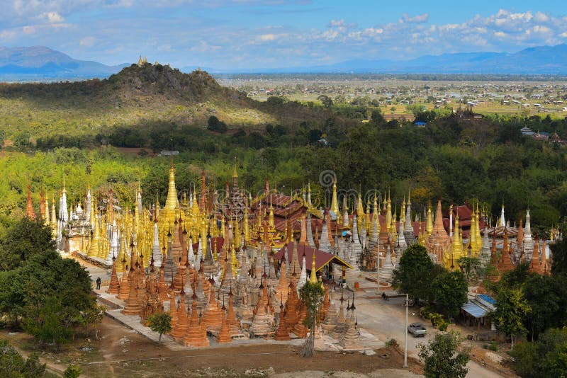 Beau ciel et stupas entourant la pagoda de Shwe Indein La d'Inle image libre de droits Beau ciel et stupas entourant la pagoda de Shwe Indein La d'Inle image libre de droits