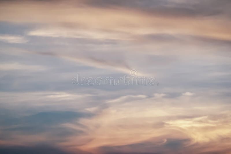 Beau ciel naturel orageux de lever de soleil de coucher du soleil Fond abstrait nuageux, Sun au-dessus d'horizon, horizon Couleur images libres de droits Beau ciel naturel orageux de lever de soleil de coucher du soleil Fond abstrait nuageux, Sun au-dessus d'horizon, horizon Couleur images libres de droits