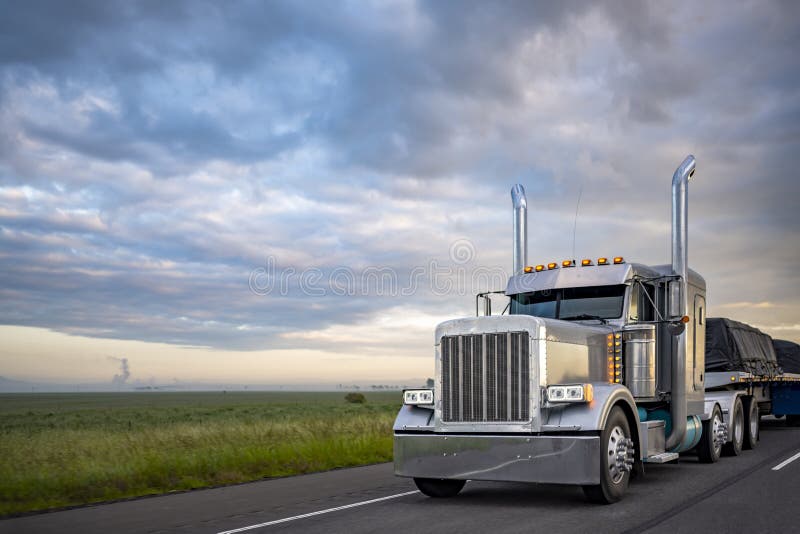 Grand classique bleu gros camion semi truck avec protection de grille  pare-choc et couverts chargement sur remorque à plateau en bois pont à  travers la rivière Columbia Photo Stock - Alamy