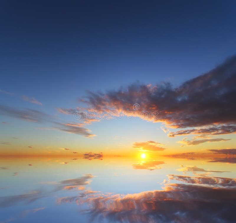 Beau coucher du soleil au-dessus de l'océan avec le ciel dramatique d'automne image libre de droits Beau coucher du soleil au-dessus de l'océan avec le ciel dramatique d'automne image libre de droits