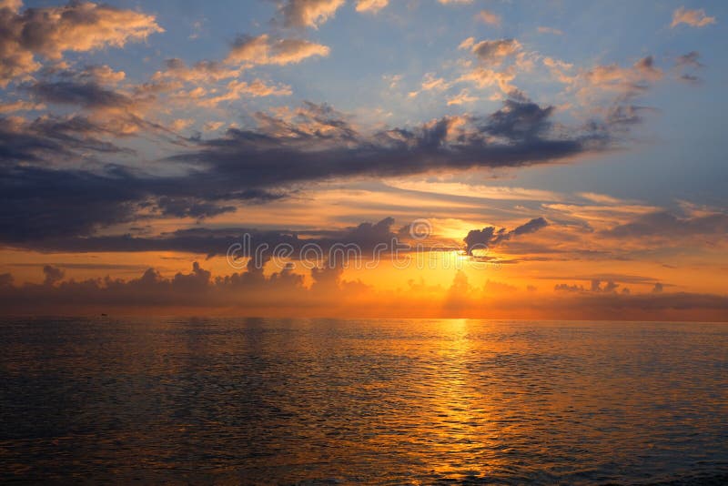 Beau coucher du soleil au-dessus de la Mer Noire photos libres de droits Beau coucher du soleil au-dessus de la Mer Noire photos libres de droits