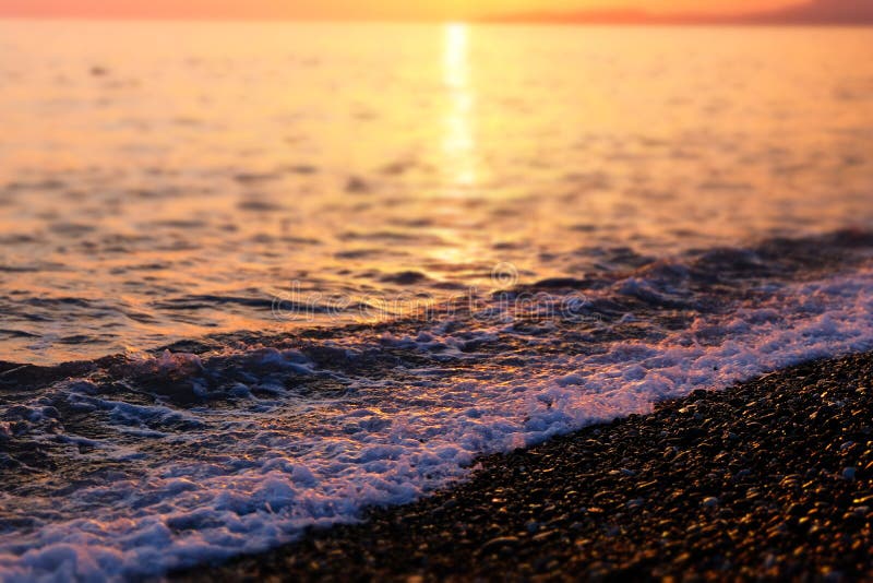 Beau coucher du soleil au-dessus de la Mer Noire vague de ressac, fin photographie stock Beau coucher du soleil au-dessus de la Mer Noire vague de ressac, fin photographie stock