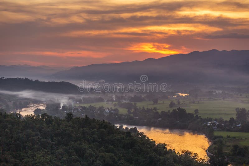 Beau coucher du soleil au-dessus de la vallée de Hsipaw de la colline de coucher du soleil photo stock Beau coucher du soleil au-dessus de la vallée de Hsipaw de la colline de coucher du soleil photo stock