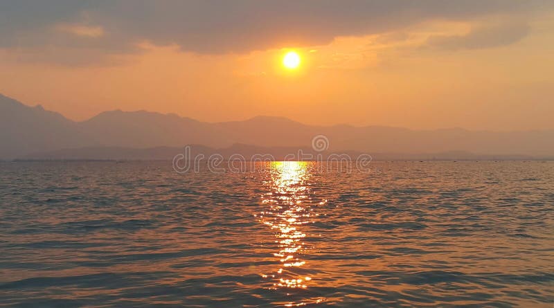 Beau coucher du soleil au-dessus de lac Phayao, Thaïlande photos libres de droits Beau coucher du soleil au-dessus de lac Phayao, Thaïlande photos libres de droits