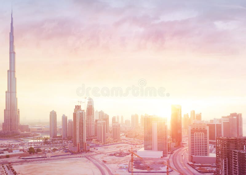 Beau coucher du soleil au-dessus de ville de Dubaï images stock Beau coucher du soleil au-dessus de ville de Dubaï images stock