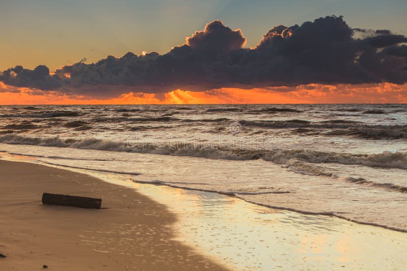 Beau coucher du soleil avec des nuages au-dessus de mer et de plage photo stock Beau coucher du soleil avec des nuages au-dessus de mer et de plage photo stock