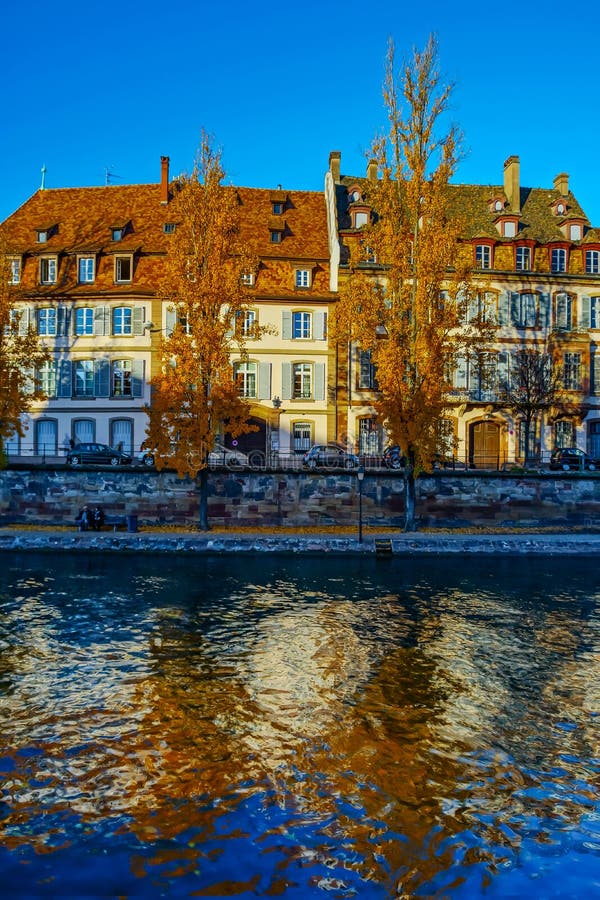 Beau coucher du soleil coloré à Strasbourg automnal, paysage urbain photographie stock Beau coucher du soleil coloré à Strasbourg automnal, paysage urbain photographie stock