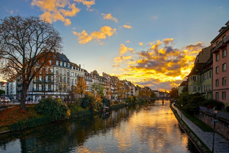 Beau coucher du soleil coloré à Strasbourg automnal, paysage urbain photos stock Beau coucher du soleil coloré à Strasbourg automnal, paysage urbain photos stock