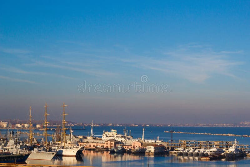 Beau coucher du soleil dans le port maritime d'Odessa l'ukraine photo stock Beau coucher du soleil dans le port maritime d'Odessa l'ukraine photo stock