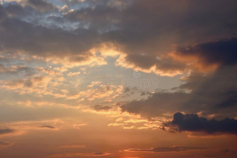 Beau coucher du soleil - lever de soleil avec des nuages Ciel avec des nuages Fond naturel coloré photos stock Beau coucher du soleil - lever de soleil avec des nuages Ciel avec des nuages Fond naturel coloré photos stock