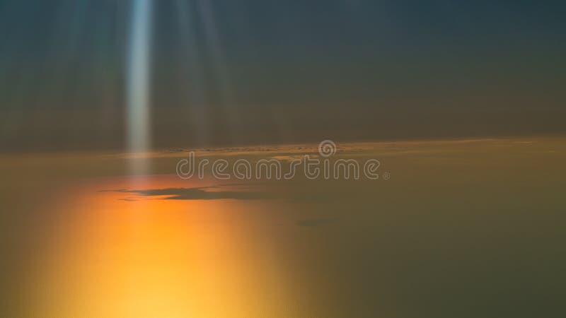 Beau coucher du soleil, nuages et ciel orange image stock Beau coucher du soleil, nuages et ciel orange image stock
