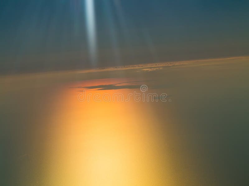 Beau coucher du soleil, nuages et ciel orange photo stock Beau coucher du soleil, nuages et ciel orange photo stock