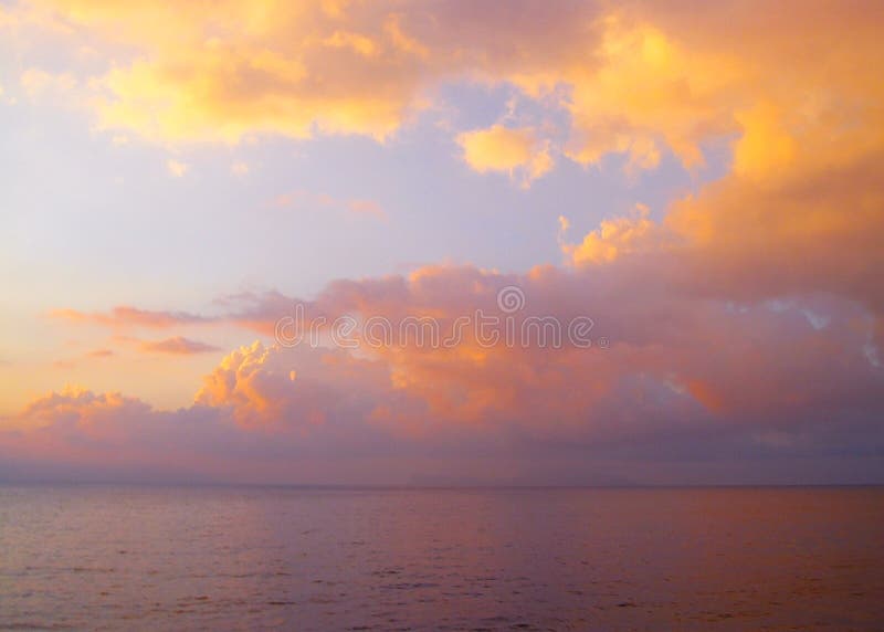 Beau coucher du soleil rouge et jaune sur la mer images libres de droits Beau coucher du soleil rouge et jaune sur la mer images libres de droits