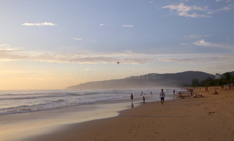 Beau coucher du soleil sur la plage de Karon Le ressac martèle le rivage Phuket, Thaïlande image stock Beau coucher du soleil sur la plage de Karon Le ressac martèle le rivage Phuket, Thaïlande image stock
