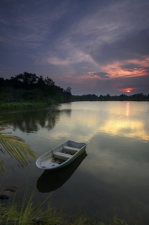 Beau coucher du soleil sur un lac photographie stock Beau coucher du soleil sur un lac photographie stock