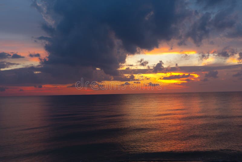Beau coucher du soleil tropical sur la plage image libre de droits Beau coucher du soleil tropical sur la plage image libre de droits