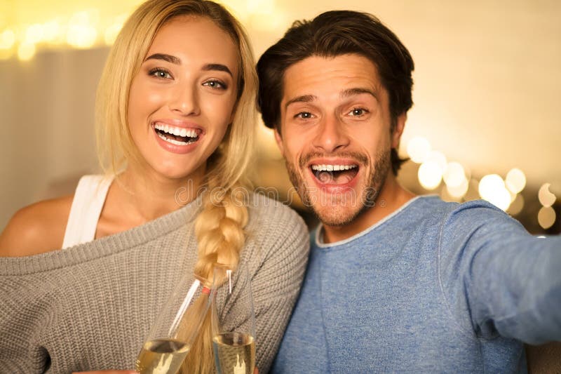 Beau couple faisant selfie et des verres de champagne clinquant photo stock