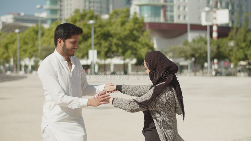 Beau couple musulman dansant dehors le jour ensoleillé. clips vidéos
