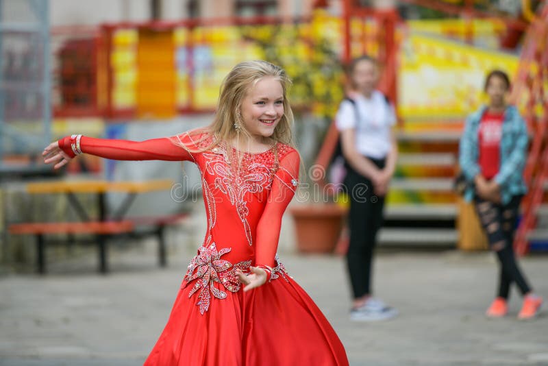 Beau danseur dans une robe rouge Belle danse de jeune fille dans une robe rouge Danse l'en public L'enfant doué fait danse photo stock Beau danseur dans une robe rouge Belle danse de jeune fille dans une robe rouge Danse l'en public L'enfant doué fait danse photo stock