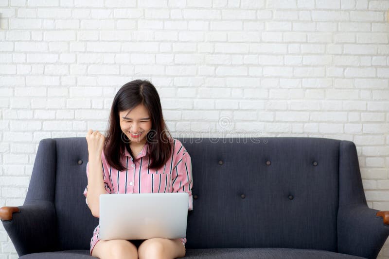 Beau de la jeune femme asiatique de portrait excitée et heureuse du succ photographie stock libre de droits Beau de la jeune femme asiatique de portrait excitée et heureuse du succ photographie stock libre de droits