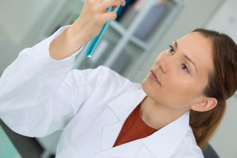 Beau docteur féminin avec le tube à disposition images stock Beau docteur féminin avec le tube à disposition images stock