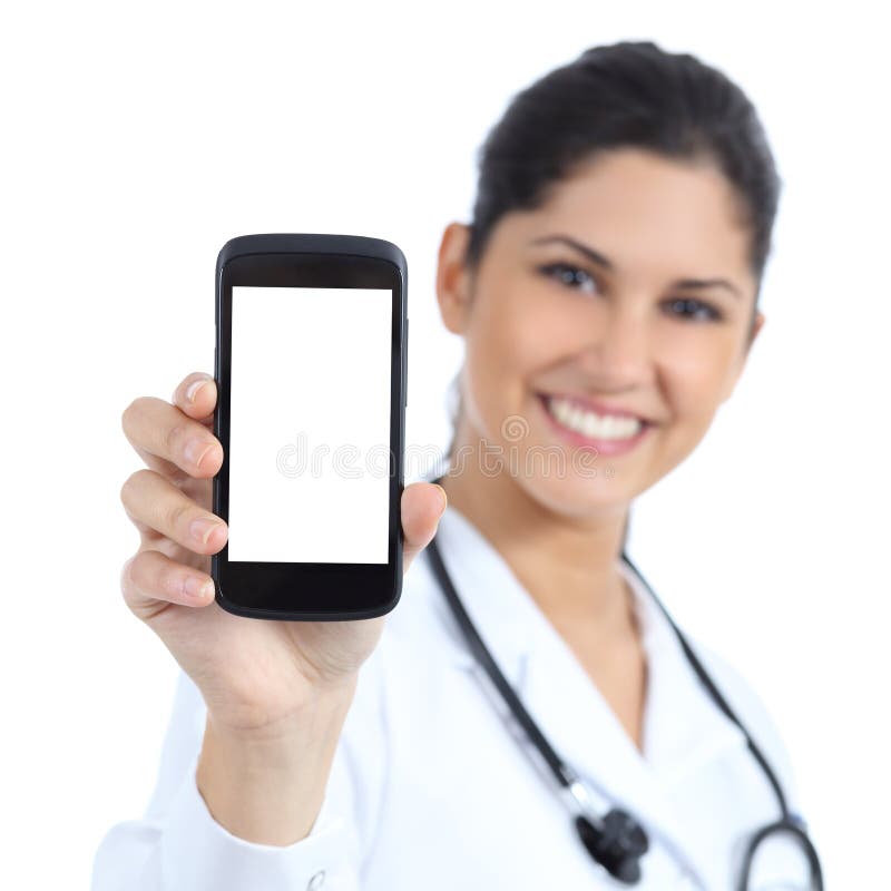Beau docteur féminin souriant et montrant un écran intelligent vide de téléphone d'isolement