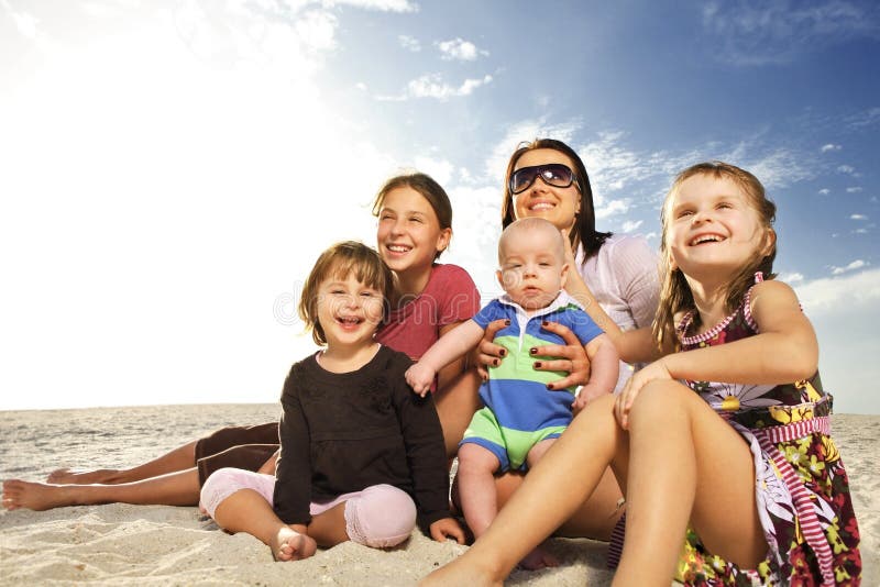 Beau famille appréciant le jour ensoleillé à la plage. image stock