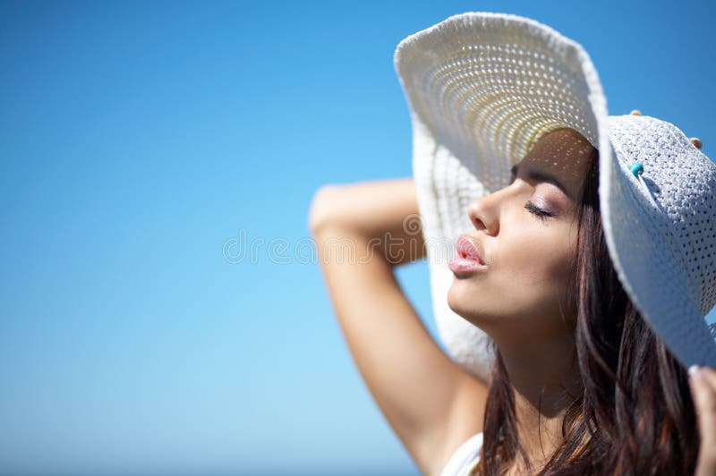 Beau femme au bord de la mer Beau femme au bord de la mer