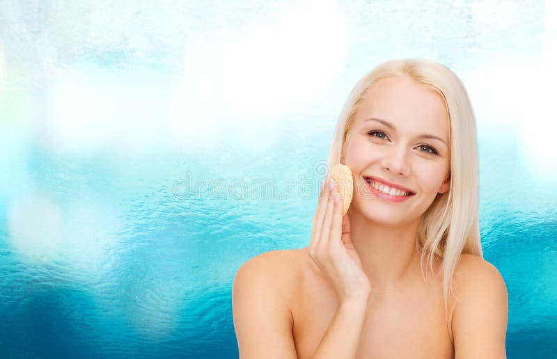 Beau femme avec l'éponge images stock Beau femme avec l'éponge images stock