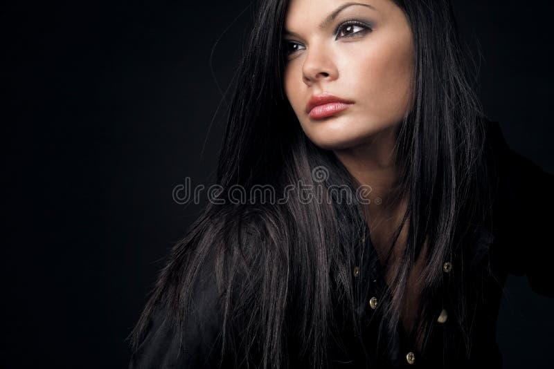 Beau femme avec le long cheveu foncé. photographie stock Beau femme avec le long cheveu foncé. photographie stock
