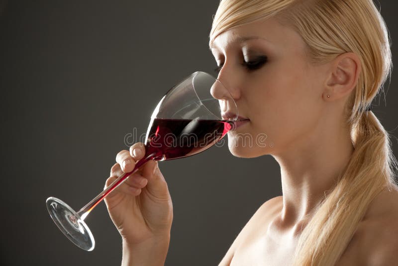 Beau femme avec le vin rouge en verre photo libre de droits Beau femme avec le vin rouge en verre photo libre de droits