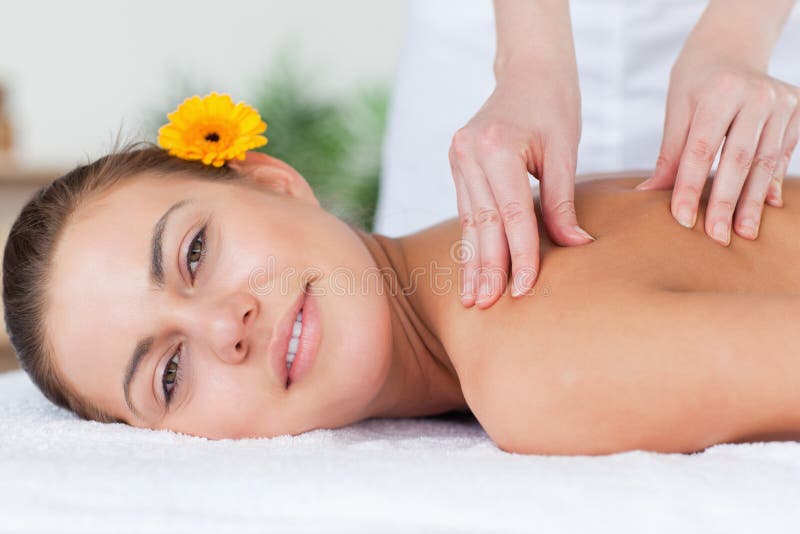 Beau femme ayant un massage d'épaule image libre de droits Beau femme ayant un massage d'épaule image libre de droits