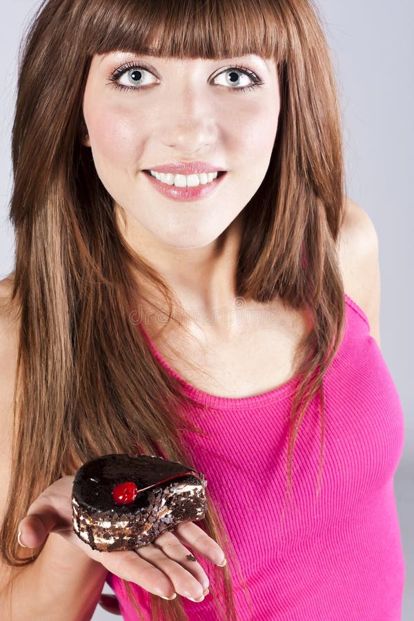 Beau femme de brunette avec un gâteau images libres de droits Beau femme de brunette avec un gâteau images libres de droits