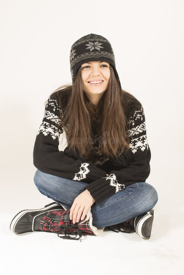Beau femme heureux dans des vêtements de l'hiver images stock Beau femme heureux dans des vêtements de l'hiver images stock