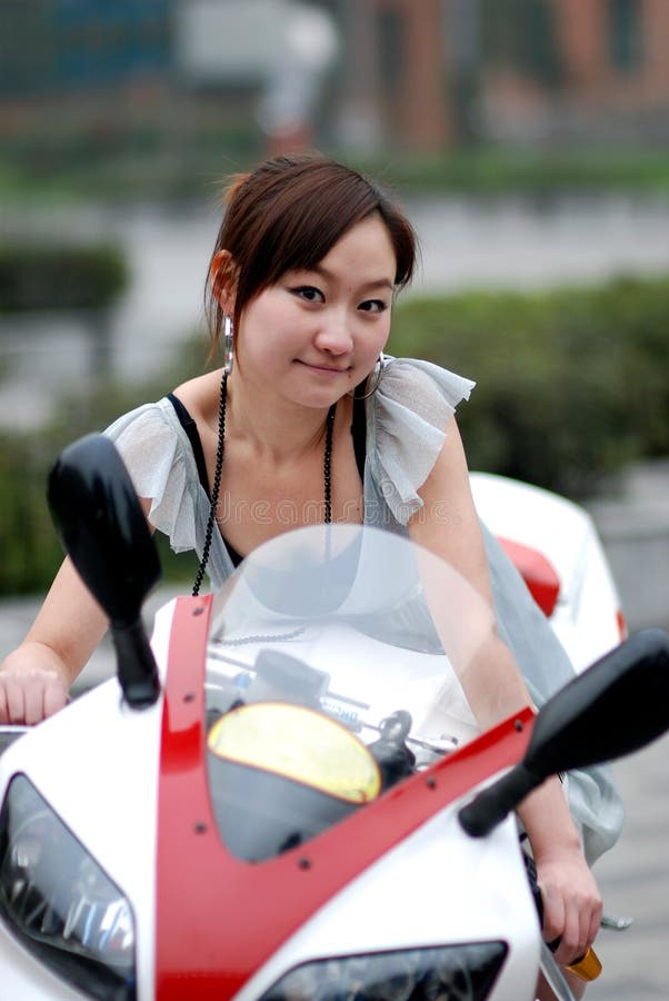 Beau femme sur la moto photo libre de droits Beau femme sur la moto photo libre de droits