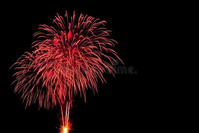 Beau feu d'artifice coloré et isolé pour célébrer le joyeux Nouvel An et joyeux Noël sur fond noir image stock Beau feu d'artifice coloré et isolé pour célébrer le joyeux Nouvel An et joyeux Noël sur fond noir image stock
