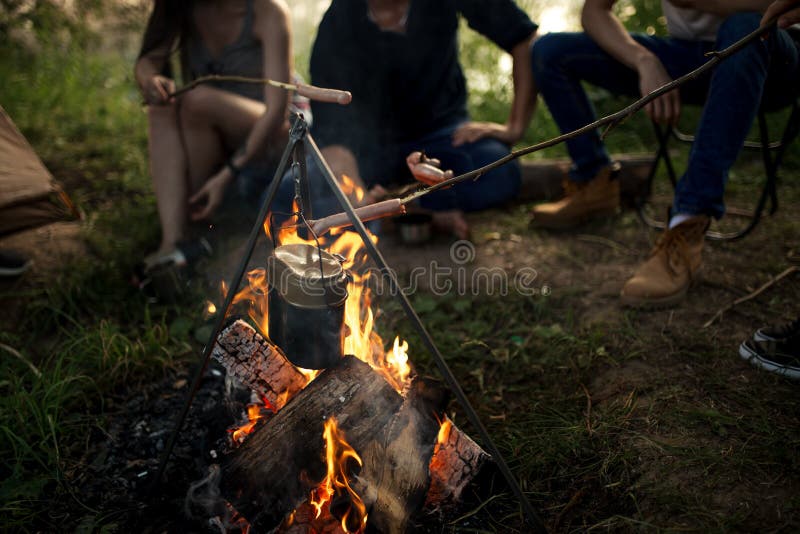 Beau feu de camp dans l'endroit pittoresque image libre de droits