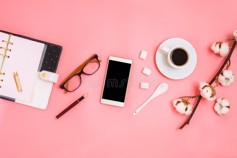 Beau flatlay avec la tasse de l'expresso, de la branche de coton, des cubes en sucre, du smartphone et du planificateur image libre de droits Beau flatlay avec la tasse de l'expresso, de la branche de coton, des cubes en sucre, du smartphone et du planificateur image libre de droits