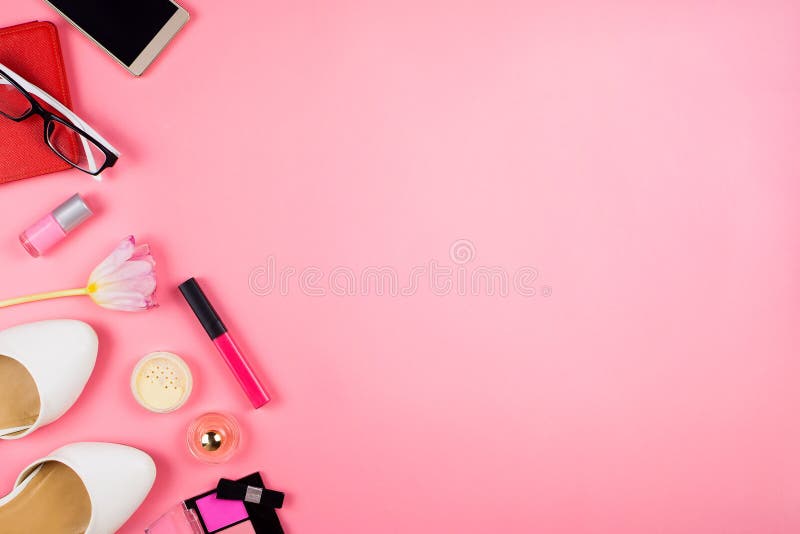 Beau flatlay avec les appartements blancs, le téléphone portable, les cosmétiques et d'autres accessoires images libres de droits Beau flatlay avec les appartements blancs, le téléphone portable, les cosmétiques et d'autres accessoires images libres de droits