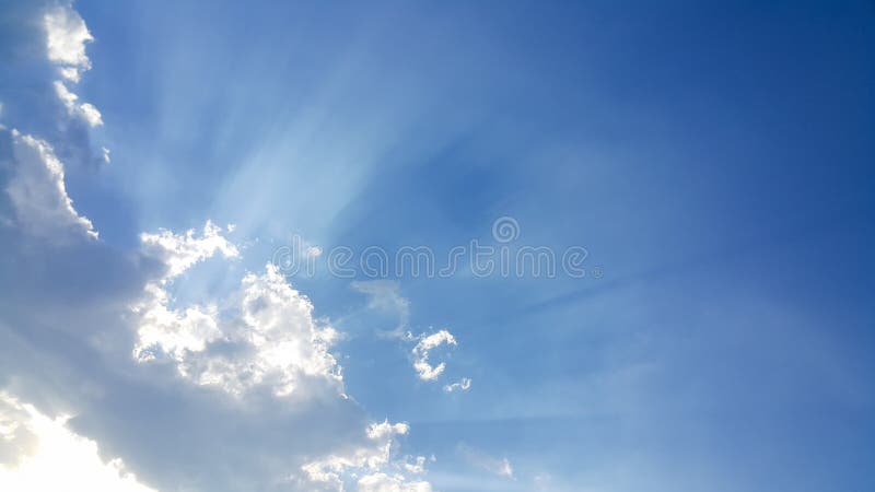 Beau fond des nuages, lignes clairement évidentes des nuages blancs et ciel bleu image libre de droits Beau fond des nuages, lignes clairement évidentes des nuages blancs et ciel bleu image libre de droits