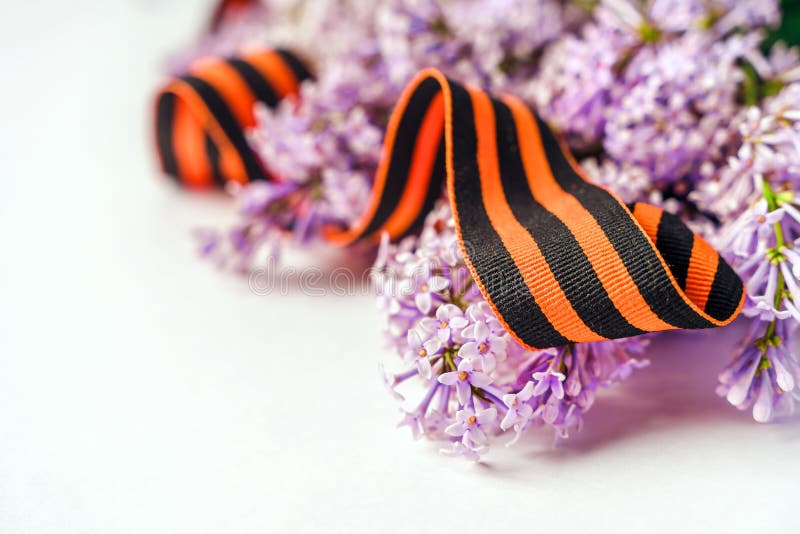 Beau fond floral avec st. george ribbon et lilac. bannière des fêtes de printemps avec une place pour le texte images libres de droits