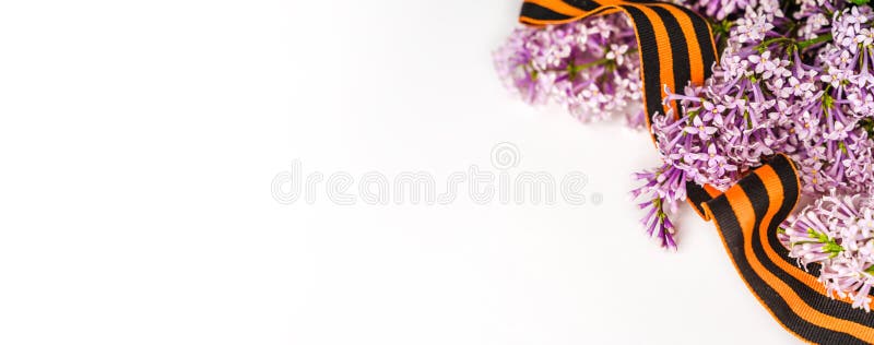 Beau fond floral avec st. george ribbon et lilac. bannière des fêtes de printemps avec une place pour le texte photo libre de droits