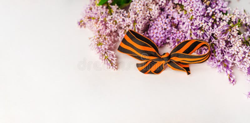 Beau fond floral avec st. george ribbon et lilac. bannière des fêtes de printemps avec une place pour le texte photo stock