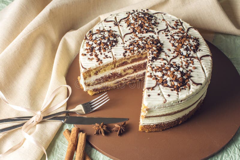 Beau gâteau mousseline posé fait maison avec de la crème blanche dans le style rustique avec le morceau coupé photographie stock libre de droits Beau gâteau mousseline posé fait maison avec de la crème blanche dans le style rustique avec le morceau coupé photographie stock libre de droits